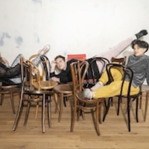 die-apokalyptischen-tanzerinnen-ha-ha-haltung-ein-satirisches-nach-oben-treten